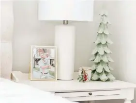  ??  ?? (below) The Christmas tree and the candle on the nightstand bring the perfect pop of holiday cheer to Jenna’s bedroom.