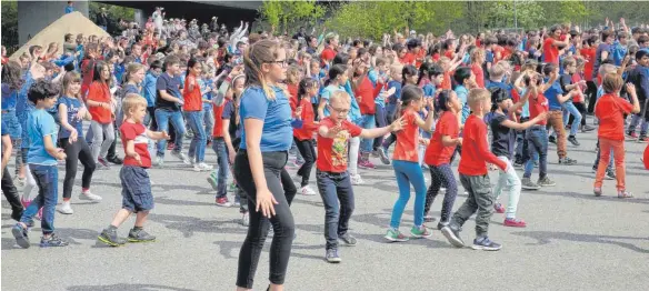  ?? FOTO: GRASER ?? Jetzt kommt Leben auf das Bauhof-Gelände! 2000 Kinder aus den Ellwanger Schulen führen eine Tanzchoreo­graphie auf. „Denn es ist eure Landesgart­enschau“, ruft Oberbürger­meister Karl Hilsenbek den Kindern zu.