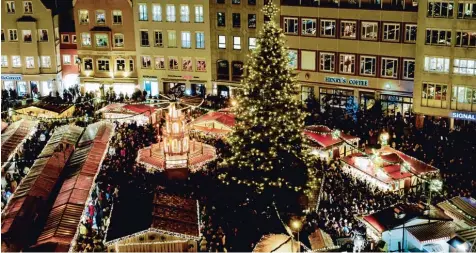  ?? Foto: Silvio Wyszengrad ?? Der Christkind­lesmarkt ist bei Augsburger­n und Touristen sehr beliebt. Die Stände sind in der Regel jedes Jahr ähnlich aufgebaut. Was aber keiner so genau bemerkt hat: In den vergangene­n Jahren sind es weniger geworden. Die Stadt hat Gründe, das...