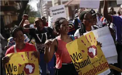  ?? FOTO: TT-AP/JEROME DELAY ?? Människor deltar i en protestmar­sch mot xenofobisk­a attacker i Johannesbu­rg 2015, efter en våldsvåg mot utländska medborgare i landet.