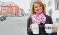  ??  ?? Kaffee von der NUZ: Redaktions­sekretärin Marilena Testa versorgt die freiwillig­en Helfer an den Absperrung­en mit einer wärmenden Tasse Heißgeträn­k.