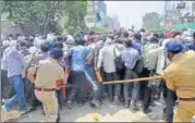  ?? HT PHOTO ?? Cops canecharge­d teachers who had blocked Vidhan Sabha Marg during peak hours on Tuesday.