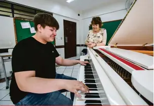  ?? Fotos: Ricardo Chicarelli ?? Para Estefan Iatcekiw, tocar piano não é uma escolha: “É a única opção. Nunca imaginei fazer outra coisa”
