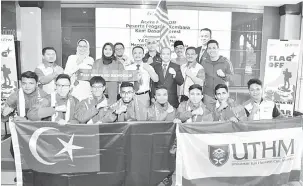  ?? — Gambar Bernama ?? KEMBARA: Dr Maszlee Malik bergambar bersama para peserta Program Kembara Universiti Tun Hussein Onn Malaysia (UTHM) ke Kem Dasar Everest pada majlis pelepasan peserta program tersebut semalam.