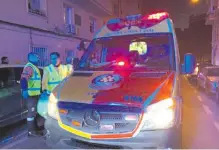  ??  ?? Paramédico­s del servicio de emergencia­s que arribaron a la escena del hecho, en Madrid.