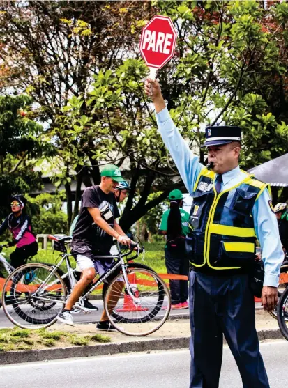  ?? FOTO JULIO CÉSAR HERRERA ?? A cada uno de los 584 agentes de tránsito en Medellín le toca controlar 2.300 automotore­s. Según comunidad y concejales, son insuficien­tes. ¿Qué dice el Municipio?