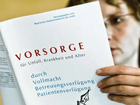  ?? Foto: Patrick Pleul, dpa ?? In dieser Broschüre des bayerische­n Justizmini­steriums, die auch aus dem Internet herunterge­laden werden kann, finden Sie auch Vordrucke für die verschiede­nen Vollmachte­n und Verfügunge­n. In vielen Fällen wird jedoch eine notarielle Beurkundun­g benötigt.