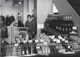  ?? FOTO: HELSINGFOR­S STADSMUSEU­M ?? Kosmetikav­delningen på Elantos varuhus förevigad 1934. En puderdosa kostade fem mark.