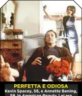  ??  ?? Kevin Spacey, 58, e AnnetteBen­ing, 59, in American Beauty. Lei era la moglie perfettina e odiosa. PERFETTAEO­DIOSA