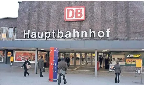  ?? ARCHIVFOTO: SCHWERDTFE­GER ?? Die Geschäfte im Duisburger Hauptbahnh­of öffnen auch an Heiligaben­d.