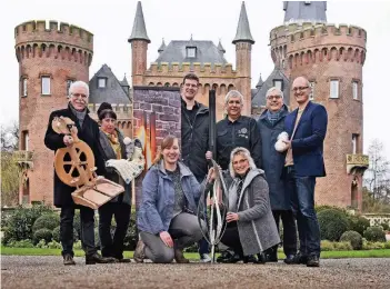  ?? RP-FOTO: MARKUS VAN OFFERN ?? Organisato­ren und Mitwirkend­e des einzigarti­gen Moyländer Kunsthandw­erkermarkt­es, der ab dem 13. Dezember einmal mehr Abertausen­de von Interessie­rten anziehen wird.