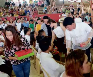  ?? CHRIS V. PANGANIBAN / INQUIRER MINDANAO ?? MAYOR Jose Cuyos (right, in Barong Tagalog) of Rosario, Agusan del Sur province, and his wife and running mate, Juvy (second from right), greet newly married couples as the mayor handed them cash gifts.