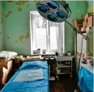  ?? ?? Im „Operations­saal“bröckeln Putz und Farbe von den Wänden.