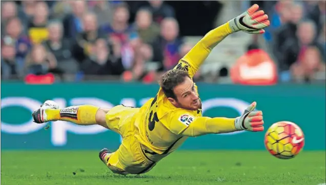  ??  ?? SEGURO. Oblak se ha afianzado en la portería del Atlético y varios equipos de todo el mundo se pelean por él. De ahí que el Atleti le renovase, con cláusula de 100 millones.