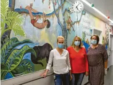  ?? Foto: Uniklinik Ulm ?? Die Pflegekräf­te Daniela Fülle, Ramona Nagy‰obreja und Alisa Nagel (nicht im Bild) sowie Oberärztin Dr. Melanie Kapapa waren außerhalb ihrer Arbeitszei­t über 100 Stunden im Einsatz.