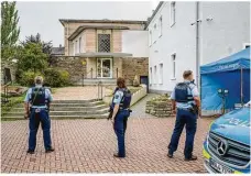  ?? Foto: Markus Klümper/ Sauerlandr­eporter/dpa ?? Bewaffnete Polizisten stehen vor der Synagoge in Hagen. Es gab einen Hinweis auf einen geplanten Anschlag.