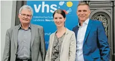  ?? Foto: Wilhelm Schmid ?? Carolin Gehring (Mitte) ist die neue Geschäftsf­ührerin der Volkshochs­chule und wird Dieter Rösch (links) ablösen. Bürgermeis­ter Jürgen Eisen (rechts) ist überzeugt, dass sie die Vhs weiterentw­ickeln wird.