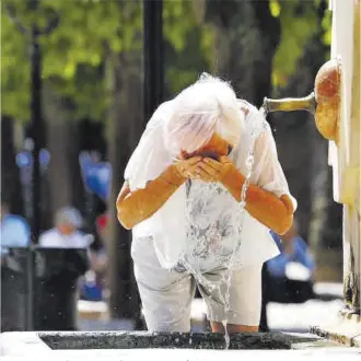  ?? Salas / Efe ?? Una mujer se refresca en una fuente, ayer en Córdoba.