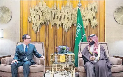  ?? HANDOUT / REUTERS ?? El secretario del Tesoro de EE.UU., Steven Mnuchin, con Bin Salman, en una foto de la casa real saudí