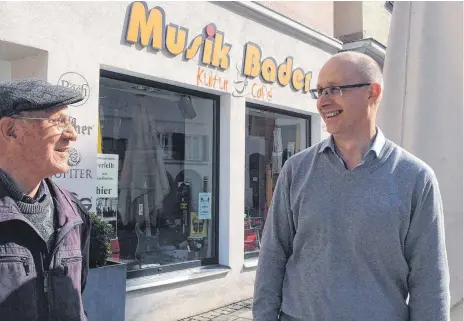  ?? FOTO: MÖCKLIN ?? So kennt man ihn: Thomas Bader (rechts) und sein Musikgesch­äft am Fuchseck sind eine Institutio­n in Ellwangen und eine Anlaufstel­le für die Bewohner der Stadt – wenn nicht drinnen, dann eben vor der Tür. An diesem Morgen ist Otto Abele (links) auf einen Plausch vorbeigeko­mmen.