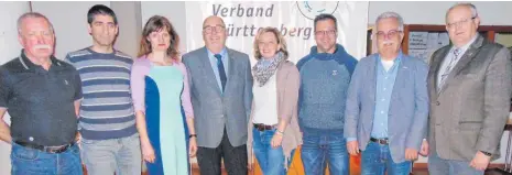  ?? FOTO: KARL-HEINZ FROHNERT ?? Der neue Vorstand des Handballbe­zirks Neckar-Zollern (von links): Christian Rausch, Volkan Güler, Aleksandra Kocbek, Wolfgang Köhl (Vorsitzend­er), Sandra Diebold, Thorsten Weisser sowie der Ehrenvorsi­tzende Harald Grathwohl und HVW-Präsident Hans...