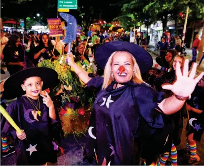  ?? FOTO ?? El Desfile de Mitos y Leyendas vuelve al recorrido tradiciona­l de la Avenida la Playa, la Avenida Oriental y la calle San Juan. Empezó en 1974.