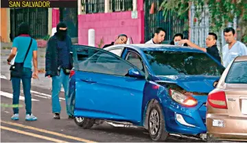  ??  ?? SAN SALVADOR ÉDGAR ULISES PÉREZ MARTÍNEZ, DE 33 AÑOS Y ESTUDIANTE DE PSICOLOGÍA, FUE ASESINADO AYER CUANDO CONDUCÍA UN VEHÍCULO SOBRE LA CALLE LOS SISIMILES Y AVENIDA BERNAL.