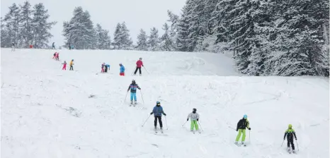  ?? FOTO: BLANKENHOR­N ?? Der Skilift am Sandberg hatte erstmals in dieser Saison geöffnet – rund 100 Besucher nutzten die Gelegenhei­t.