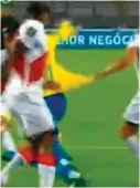  ??  ?? El jalón recibido por Neymar, que derivó en el primer penalti para Brasil.
