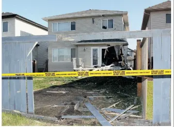  ?? LARY WONG/EDMONTO N JOURNAL ?? A Jeep Patriot SUV crashed into a fenced backyard and barrelled through the kitchen of this home before stopping in the attached garage at the front of the house early Monday.