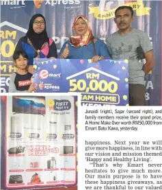  ??  ?? Other prizes were also up for grabs. Junaidi (right), Sajar (second right), and family members receive their grand prize, A Home Make Over worth RM50,000 from Emart Batu Kawa, yesterday.