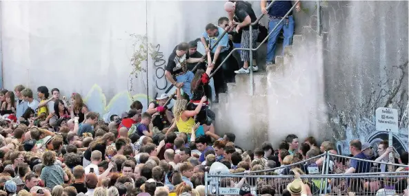  ?? FOTO: DPA ?? Massenpani­k auf der Loveparade 2010 in Duisburg: Viele Besucher versuchten, sich über die schmale Treppe zu retten.