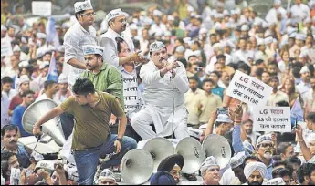  ?? SANCHIT KHANNA/HT PHOTO ?? Senior Aam Aadmi Party (AAP) leader Sanjay Singh leads a protest march urging lieutenant­governor Anil Baijal to agree to the government’s demands in New Delhi on Wednesday.