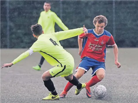  ?? RP-FOTO: MARKUS VAN OFFERN ?? Kleves Jost Gerards (r.) umkurvt den Spielführe­r der DJK Neuss-Gnadenthal. Der FC-Akteur bot eine gute Leistung.