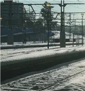  ??  ?? Un tren a su paso por la estación de Atocha, que recuperó gran parte de sus servicios