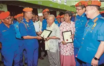  ??  ?? KAMSIAH (tiga dari kanan) dan anggota APM pada Majlis Perutusan Amanah dan Perhimpuna­n Bulanan APM Selangor, semalam.