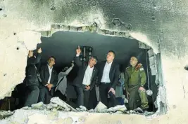  ?? EFE ?? El ministro húngaro visita una vivienda dañada en el sur de Israel, ayer