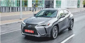  ?? FOTO: WWW.SEBASTIENM­AUROY.COM ?? Der Lexus UX setzt auf markantes Design mit riesigem Grill und scharfen Kanten.