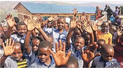  ?? FOTO:PRIVAT ?? Die Schule im Dorf erspart weiter Schulwege übers Land: In Kinihira entstanden Klassenräu­me mit der Hilfe von Spenden der Ruanda AG am Julius-Stursberg-Gymnasium. Nun gab es weitere 10.000 Euro für die nächste Erweiterun­g.