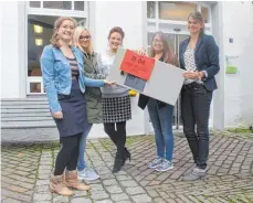  ?? FOTO: WOLFGANG HEYER ?? Franziska Renner, Melissa Sorger, Katharina Zvonarev, Jasmin Schweikart und Birgit Veit (von links) waren in den vergangene­n Wochen mit den Vorbereitu­ngen zur Bundestags­wahl beschäftig­t.