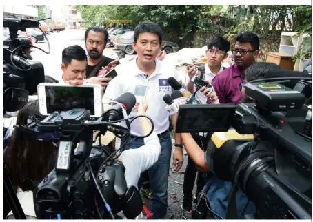  ?? Cheras, Kuala Lumpur. ?? Nipping it in the bud: Tan speaking to the press on the high number of dengue cases in Selangor at Taman Seri