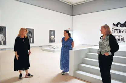  ??  ?? Konstnären Charlotte Gyllenhamm­ar tillsamman­s med museichef Annette Prior och curator Agneta Von Ziepel.