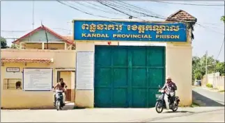  ?? HENG CHIVOAN ?? The exterior of the Kandal Provincial Prison, where 12 inmates are accused of beating their cellmate to death earlier this month.