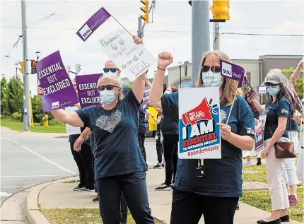  ?? JULIE JOCSAK
TORSTAR ?? Workers upset that only some are receiving a temporary pandemic pay boost protest outside St. Catharines hospital Thursday.