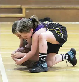  ?? ?? Refusing to give up the ball are under 10 basketball­ers Phoebe Roberts of Drouin Hearts and Mckenzie Trimble of Bunyip Spirits.
Photograph­s by AMANDA EMARY.