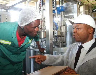  ?? Picture by Kudakwashe Hunda ?? Reserve Bank of Zimbabwe Governor Dr John Mangudya (right) poses a question to Best Fruit Processors Plant Operator Mr Bright Nkani during a tour of the fruit processing company in Norton on Thursday. Best Fruit is a joint venture project between Beitbridge Juicing a subsidiary of Schweppes Holdings and the Agricultur­e and Rural Developmen­t Authority (Arda)