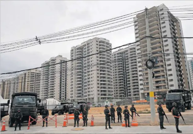  ??  ?? OBJETO DE CRÍTICAS. Las quejas sobre la villa olímpica se suceden mientras que la organizaci­ón acelera para ponerla a punto y la fuerzas del orden velan por la seguridad.