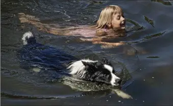  ??  ?? Hundsim eller inte, det går undan när Elin Mickelsson simmar i kapp med sin trogna kompanjon, Bashu, 7 år.