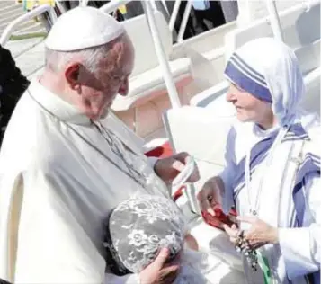  ?? / AP ?? Cientos de hermanas de las Misioneras de la Caridad, con sus reconocibl­es saris de franjas azules, se sentaron en primera línea durante la misa, junto a mil 500 indigentes y 13 mandatario­s, así como la reina Sofía de España.