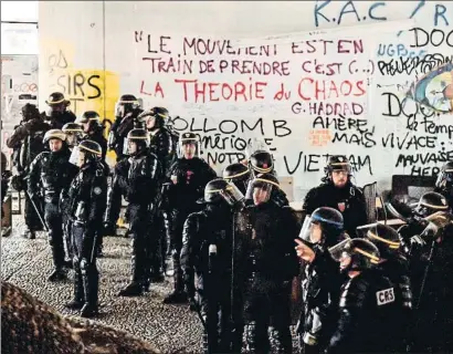  ?? CHRISTOPHE SIMON / AFP ?? Policías antidistur­bios franceses, ayer en el interior de la Universida­d de París-Tolbiac